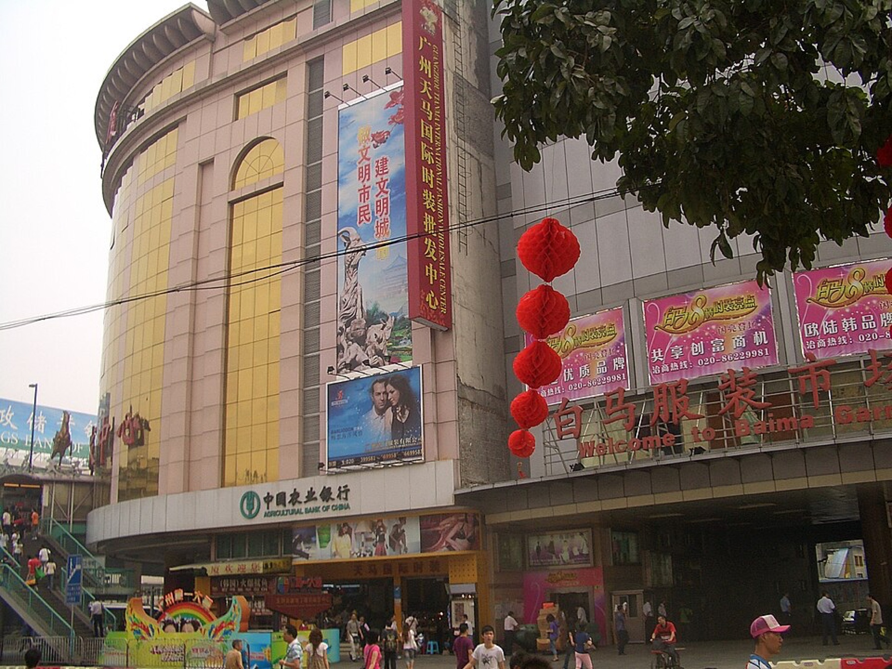 Street view of Guangzhou garment district packed with clothing shops