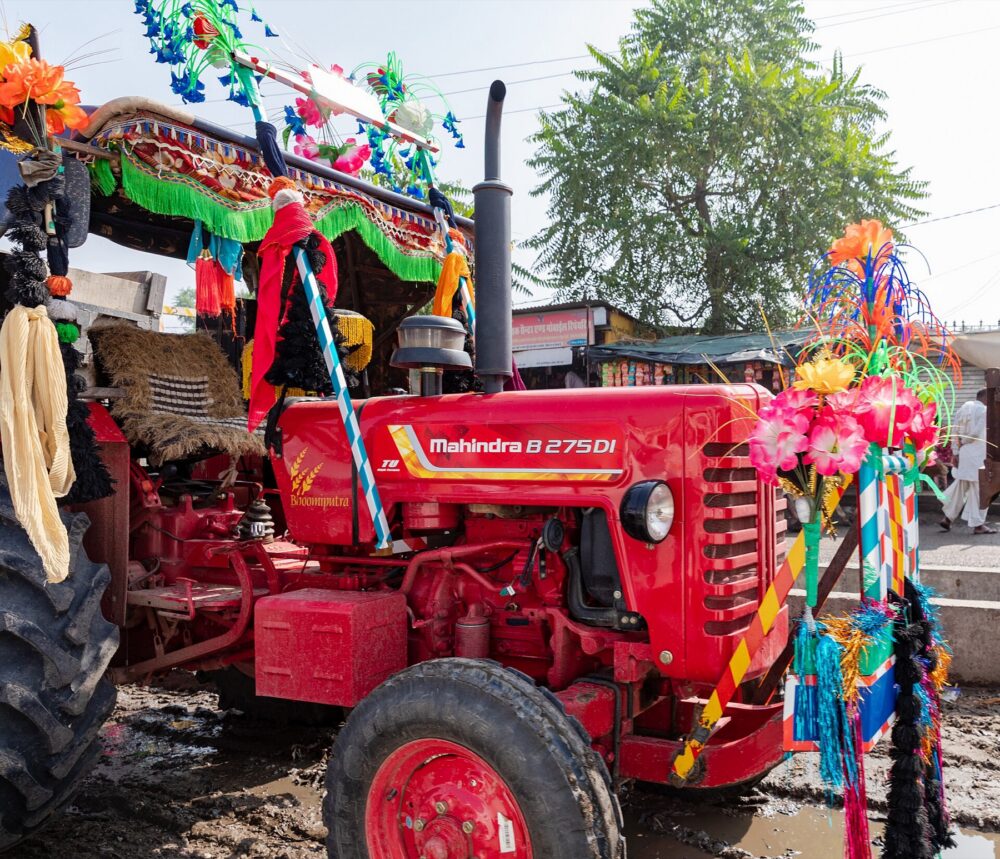 Tracteur Mahindra rouge photographie en Inde