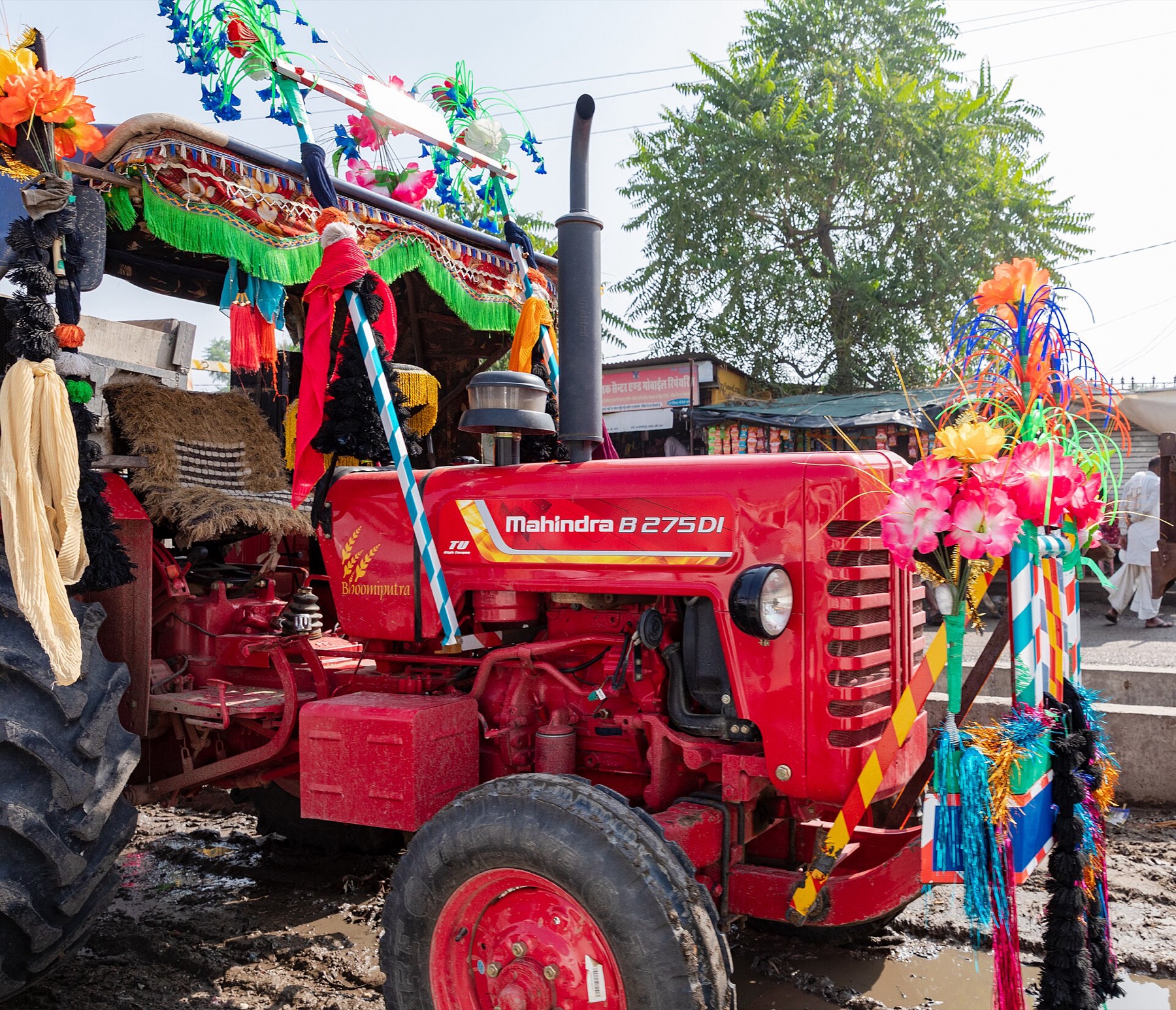 Tracteur Mahindra rouge photographie en Inde