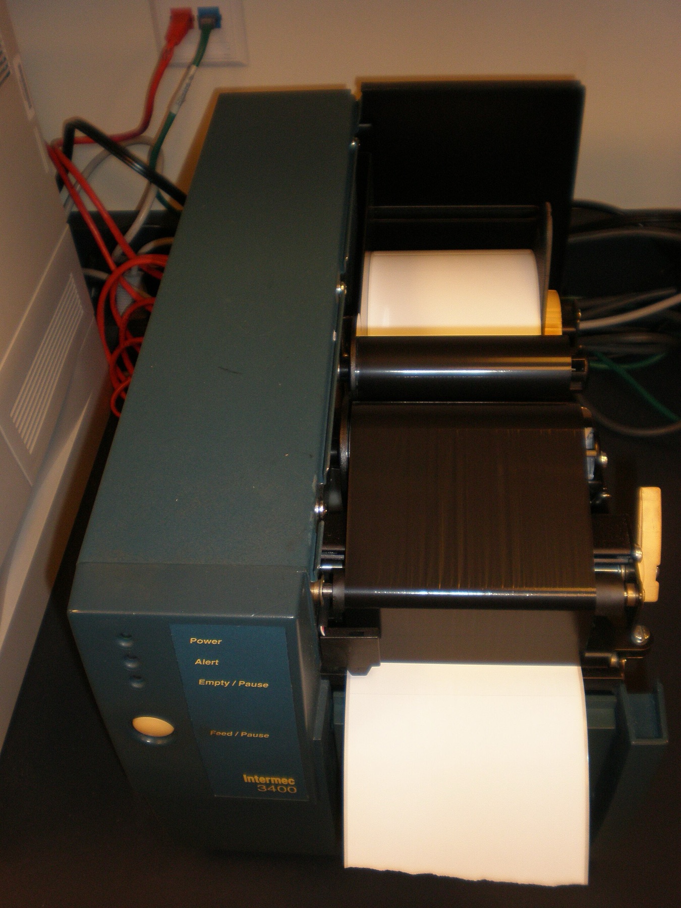 Thermal label printer with open front exposing label roll