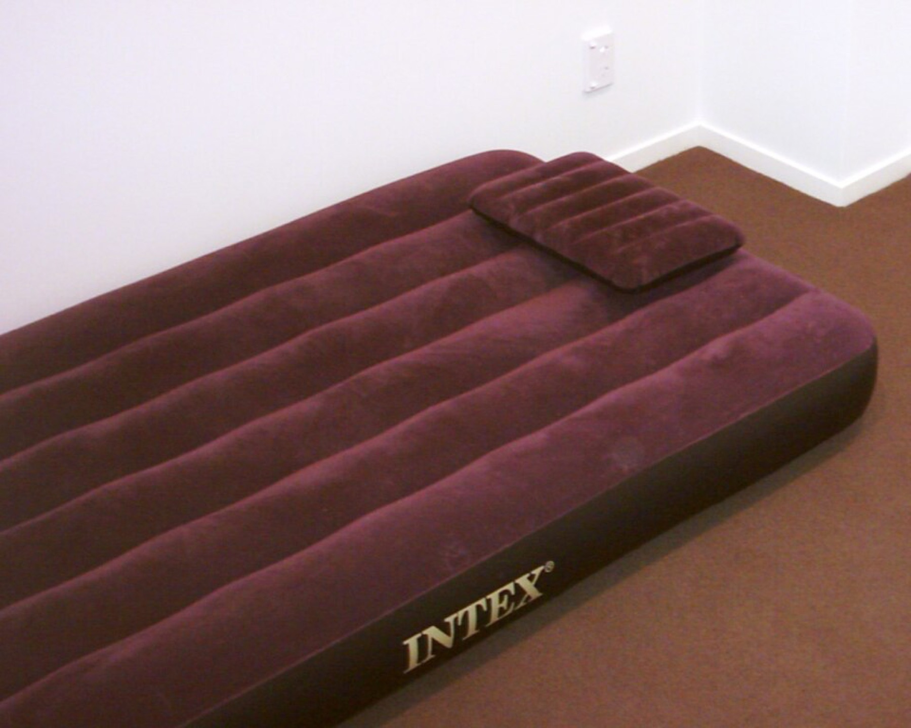 Raised guest air mattress with flocked top and built-in pump