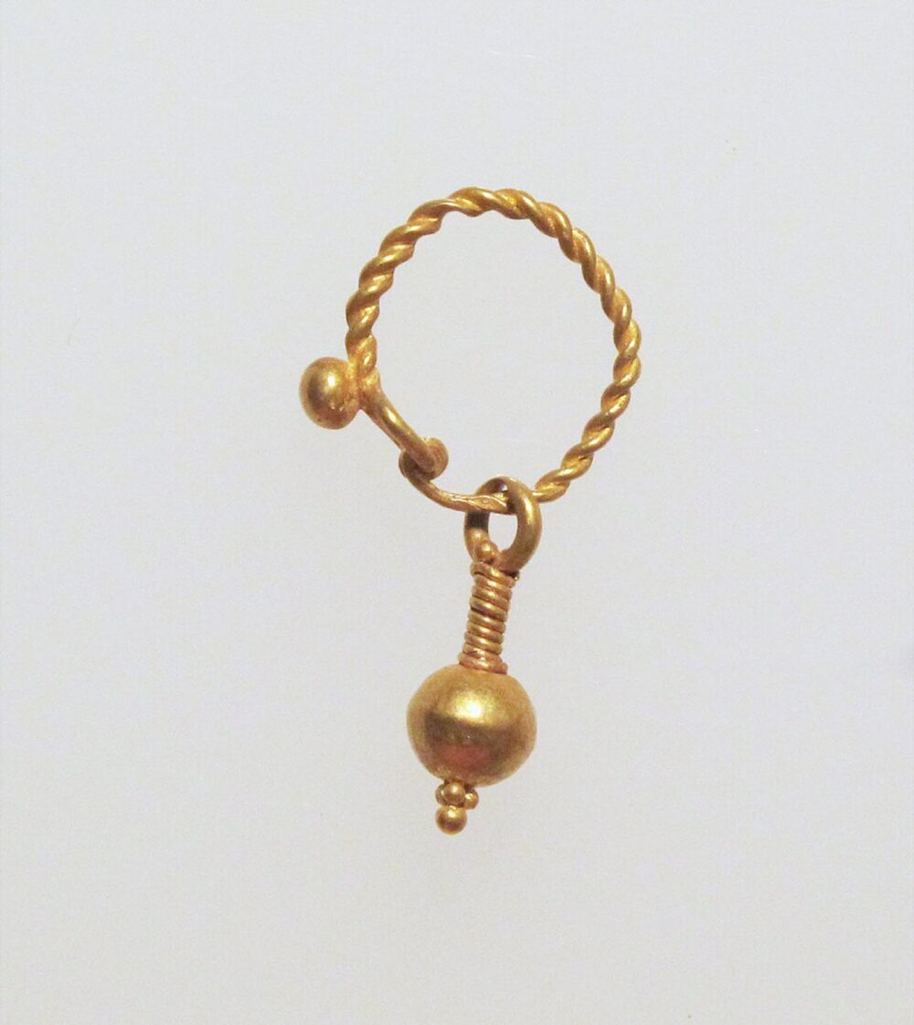 Broquel de oro tipo stud con colgante