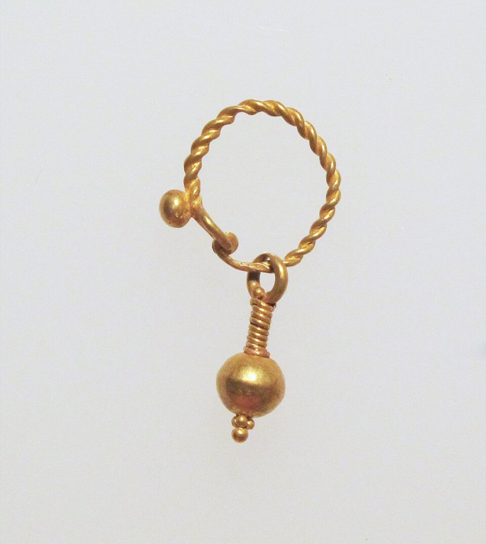Broquel de oro tipo stud con colgante