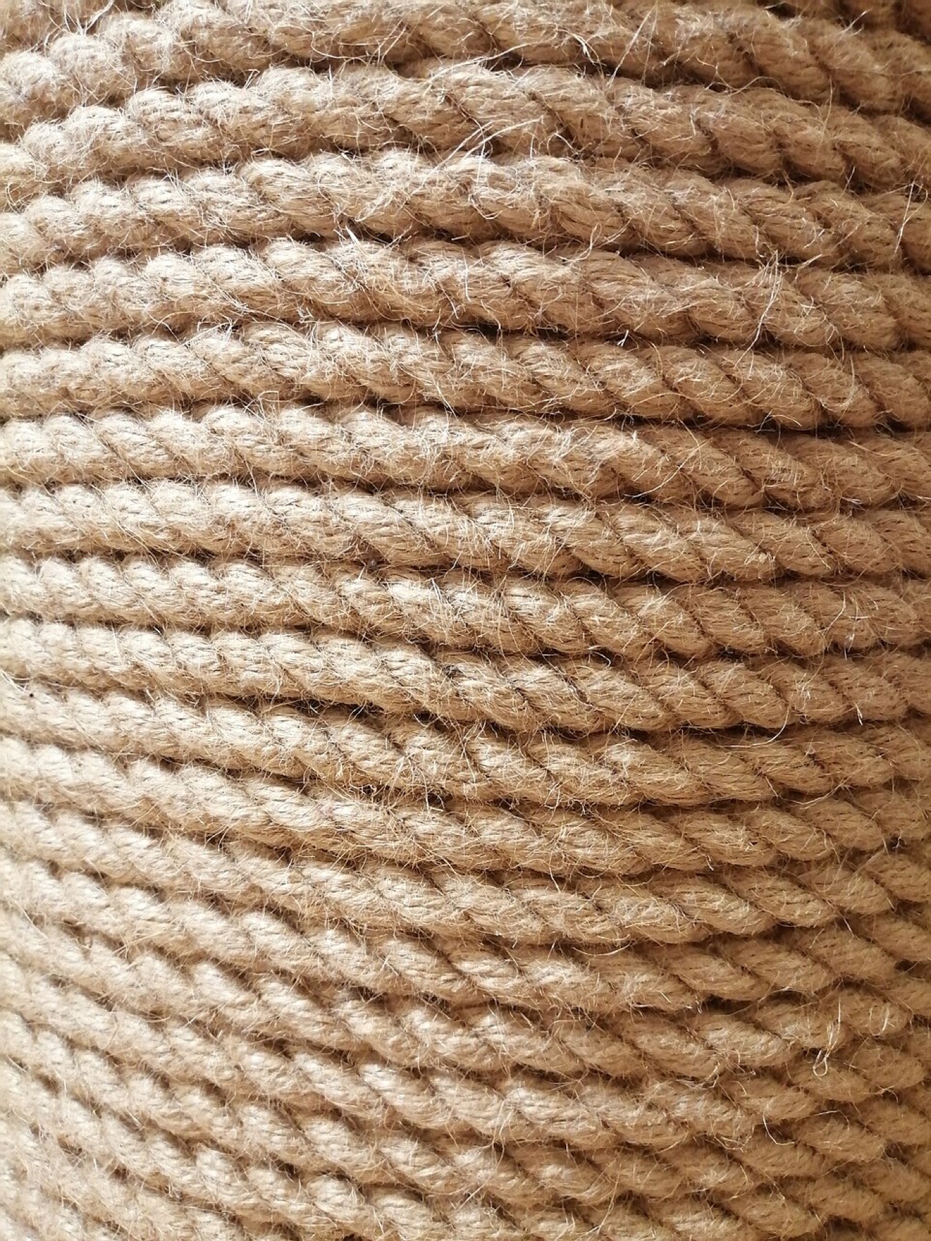 Close-up of natural jute rope fibers, highlighting the texture of decorative and packaging cordage