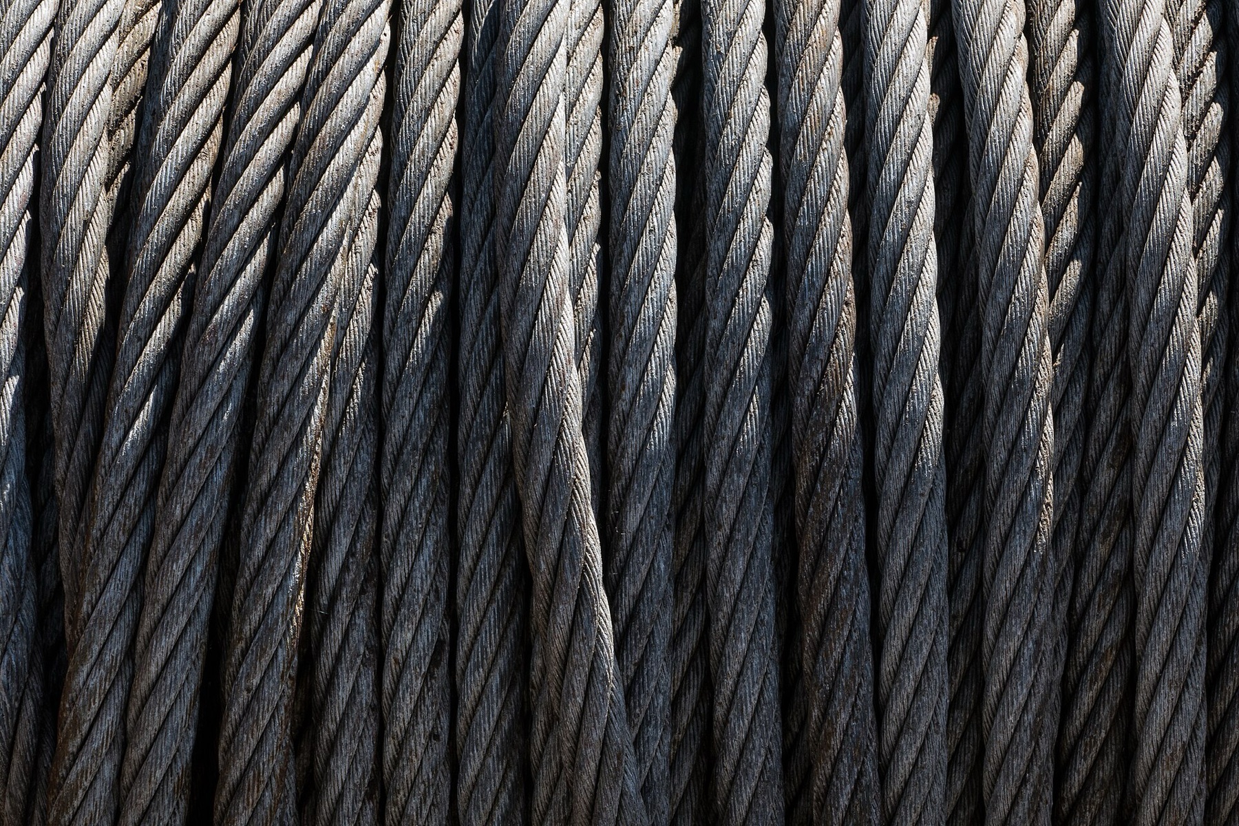 Steel wire rope showing industrial construction, contrasted with softer jute craft ropes sourced on DHgate