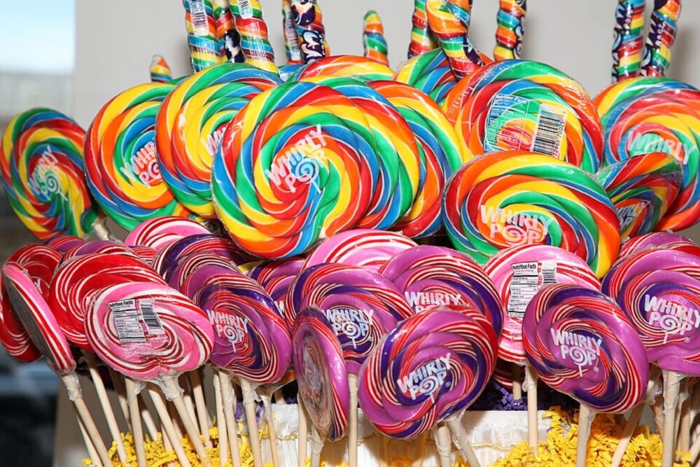 Assorted jumbo swirl lollipops suitable for party and ecommerce sourcing