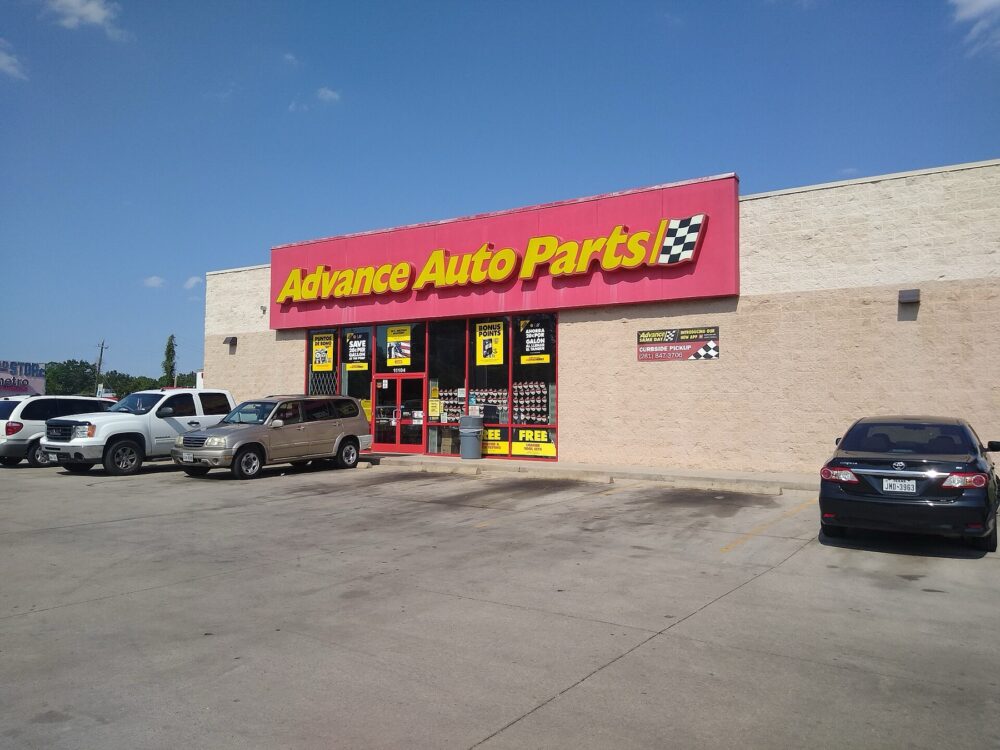 Exterior of a U.S. auto parts store, illustrating the warehouse role behind dropshipping suppliers