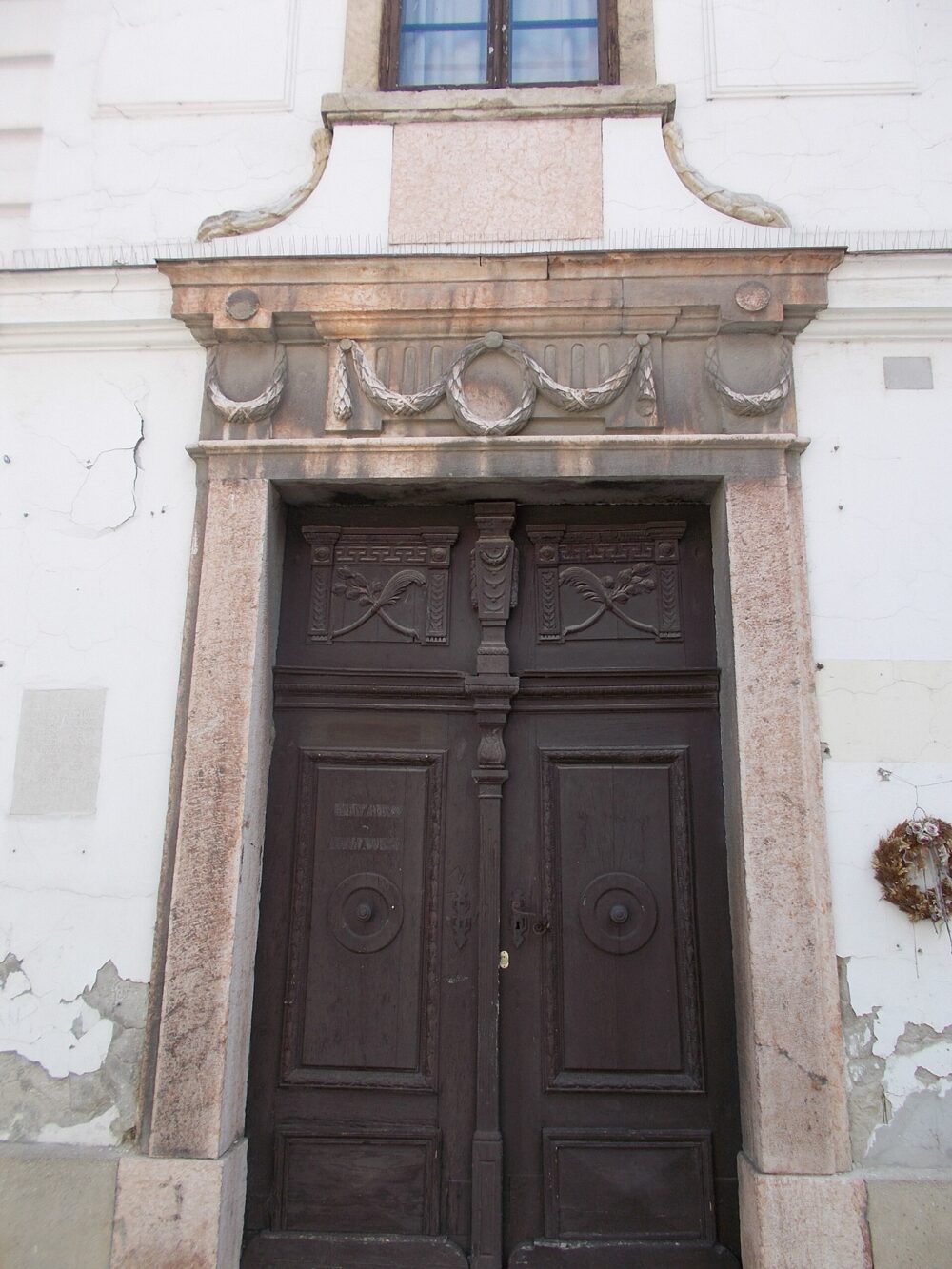 Stone gate with garland-style decor framing the archway, illustrating how garland forms can be repurposed for table setups.