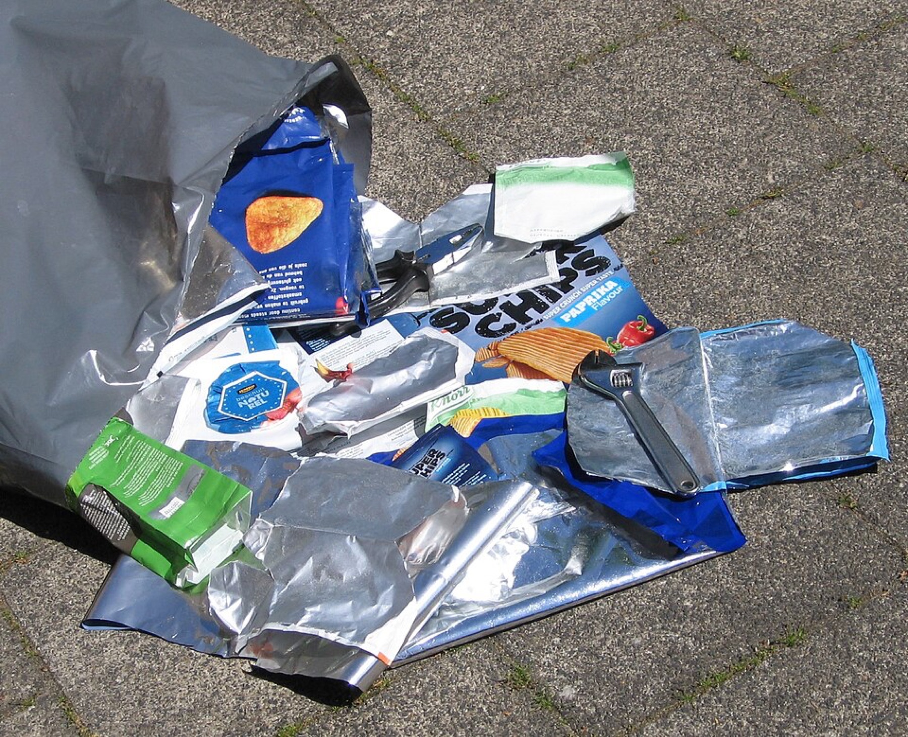 Mixed aluminium and plastic food packaging materials